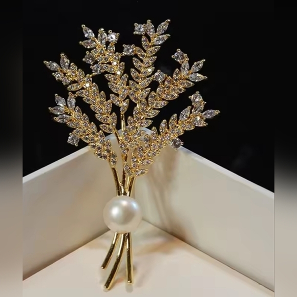 Elegant Gold and Silver Brooch with Pearl Accent - Picture 3 of 8